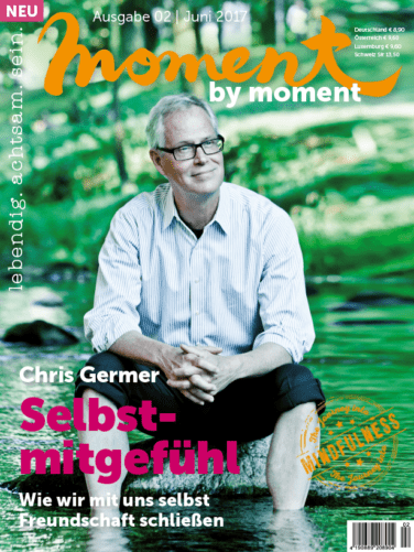 moment by moment 02/2017 Cover Selbstmitgefühl Chris Germer sitzt im Wasser