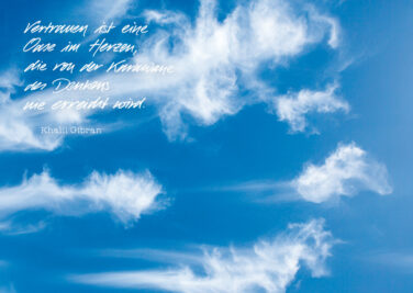 Ein blaue Himmel mit vereinzelten Schleierwolken