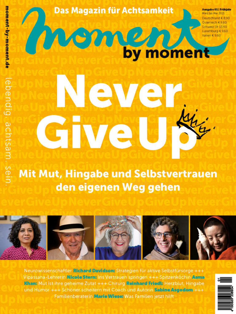 Cover moment by moment Frühjahrs-Ausgabe 1/2021 Never Give Up. Mit Mut, Selbstvertrauen und Hingabe den eigenen Weg gehen