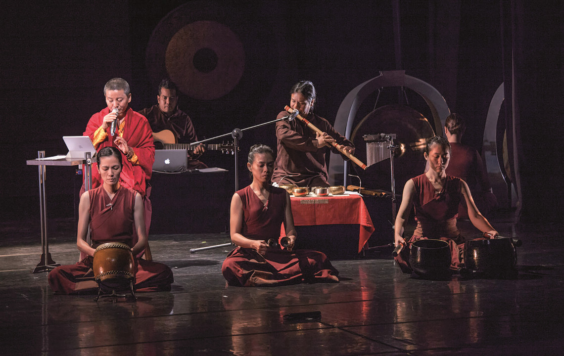 Ani Choying und ihre Band auf der Konzertbühne