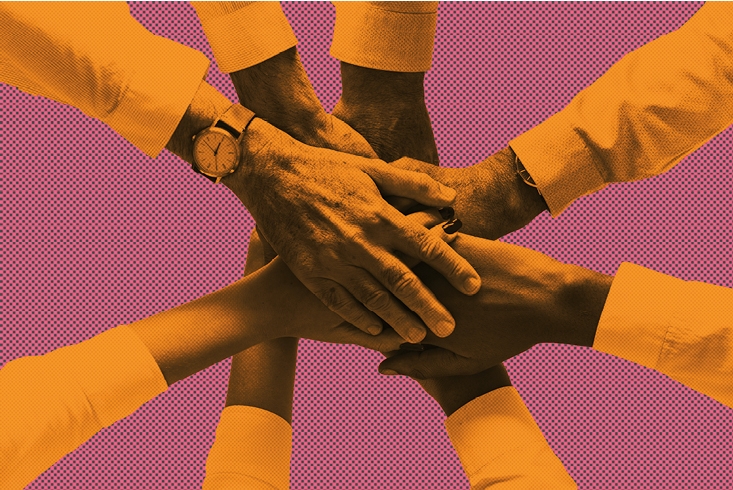 Stilisiertes Foto: Mehrere Personen legen ihre Hände aufeinander. Link führt zur Leseprobe Wandel durch Widerstand.