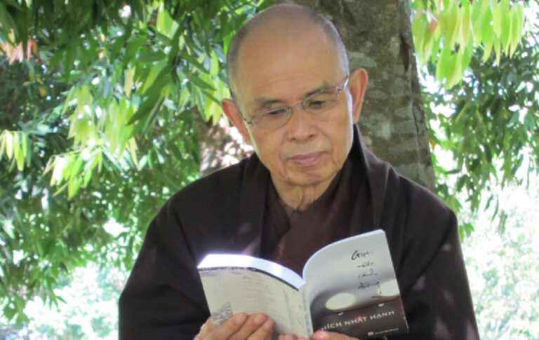 Der buddhistische Mönch und Lyriker Thich Nhat Hanh beim Lesen eines Buches