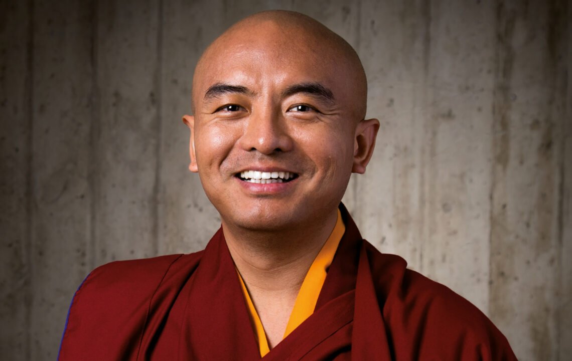 Porträtaufnahme des tibetisch-buddhistischen Mönchs Yongey Mingyur Rinpoche zur Illustration der Leseprobe "Wege aus der Angst"