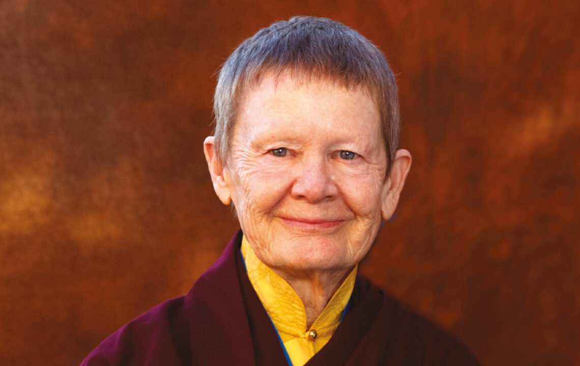 Porträtaufnahme der buddhistischen Nonne Pema Chödrön