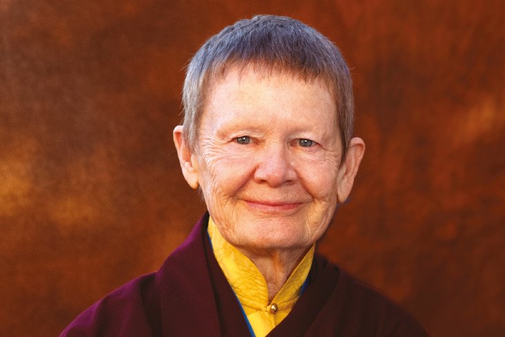 Porträtaufnahme der buddhistischen Nonne Pema Chödrön. Link führt zur Leseprobe Die Angst anlächeln