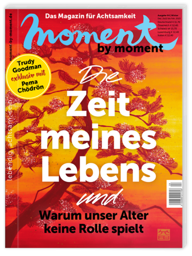 Cover der moment by moment Winterausgabe 2022. Die Zeit meines Lebens und warum unser Alter keine Rolle spielt.