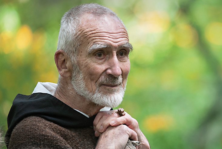 Porträtaufnahme von Bruder David Steindl-Rast. Link führt zur Leseprobe unseres Interviews mit Bruder David Steindl-Rast