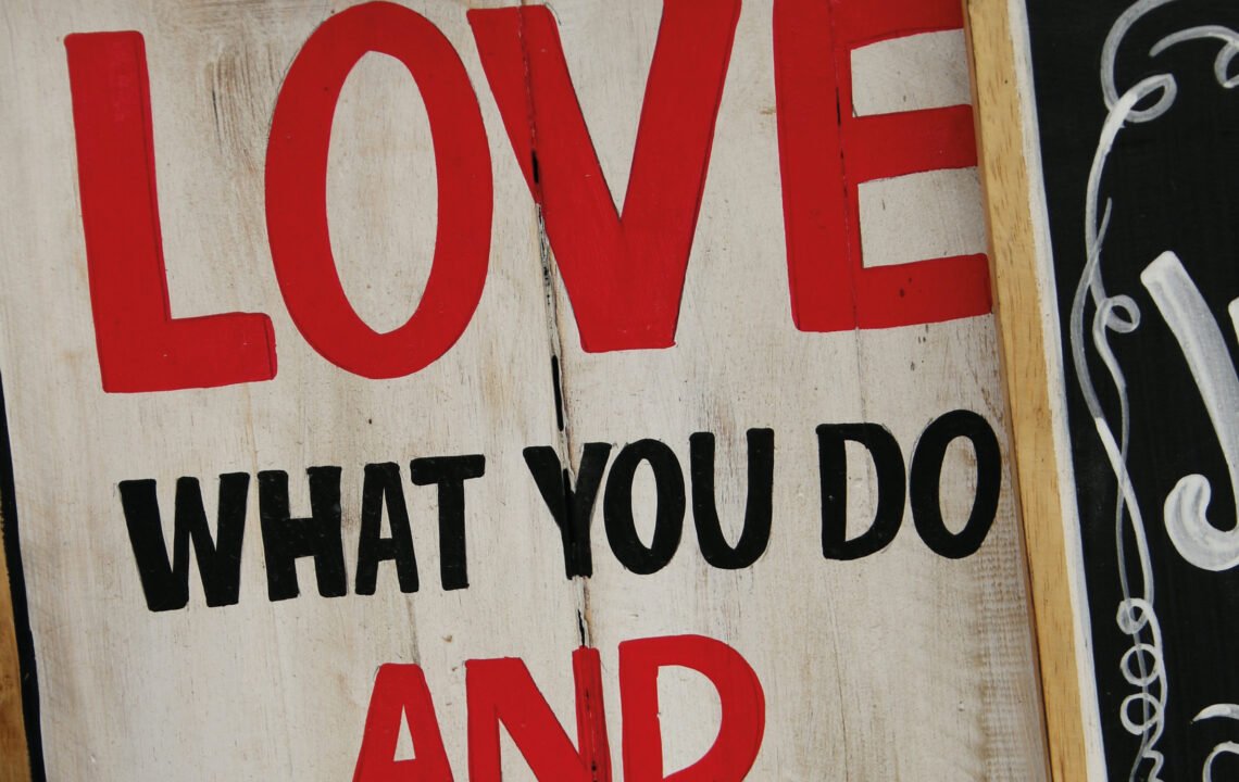 Foto des Schriftzuges "Love what you do" an einer Wand