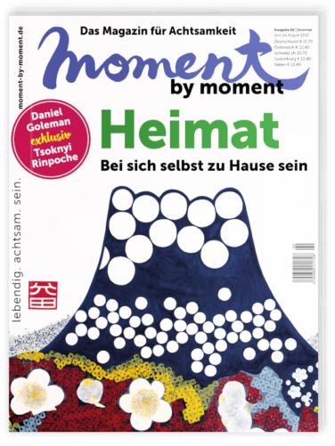 Cover der moment by moment Sommer-Ausgabe 2023: Heimat – Bei sich selbst zu Hause sein